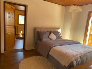 4 habitaciones, tabla de planchar con plancha y cuna de viaje