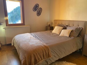 4 bedrooms, iron/ironing board, travel cot, free WiFi