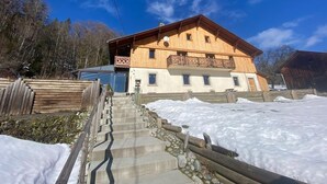 A wooden building with a balcony, surrounded by snow. - Family mountain chalet, Close to the Brasses ski slopes (Saint-Jeoire)