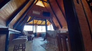 Chalé Ipê | 1 bedroom, hypo-allergenic bedding, pillowtop beds, minibar