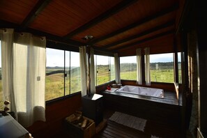 Chalé Ipê | 1 bedroom, hypo-allergenic bedding, pillowtop beds, minibar