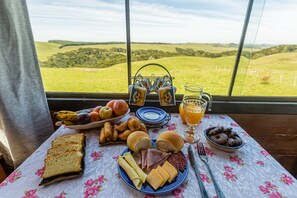 Free daily local cuisine breakfast - VISTA DO VALE CHALÉS (Cambara do Sul)