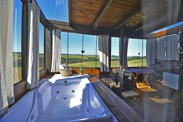 Chalé Araucaria | منطقة المعيشة | تلفزيون ذكي بحجم 32-بوصة يعرض قنوات تلفزيونية رقمية، تلفزيون، مدفأة