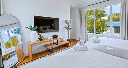 Luxury Group Retreat - Pool, Hot Tub, EV Charger