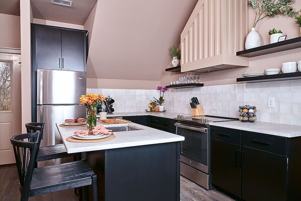 Fridge, microwave, oven, stovetop - East Nashville Guesthouse close to everything & Pet-Friendly! (Nashville)