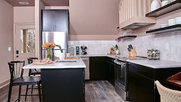 Réfrigérateur, micro-ondes, four, plaque de cuisson