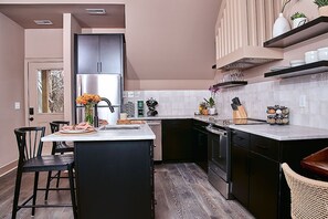 Fridge, microwave, oven, stovetop - East Nashville Guesthouse close to everything & Pet-Friendly! (Nashville)