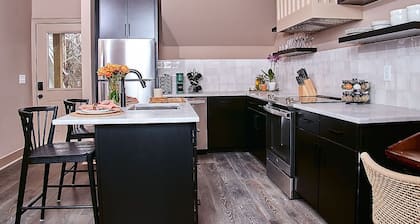 East Nashville Guesthouse close to everything & Pet-Friendly!