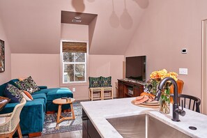 Smart TV - East Nashville Guesthouse close to everything & Pet-Friendly! (Nashville)