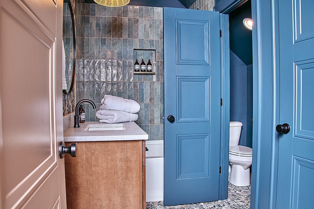 Een badkamer met een houten wastafelmeubel, een wastafel en een toilet.