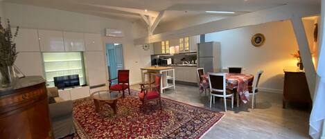 Fernseher, Tischfußball, Tischtennisplatte, Drucker