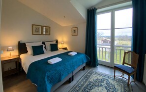 2 bedrooms, in-room safe, desk, iron/ironing board