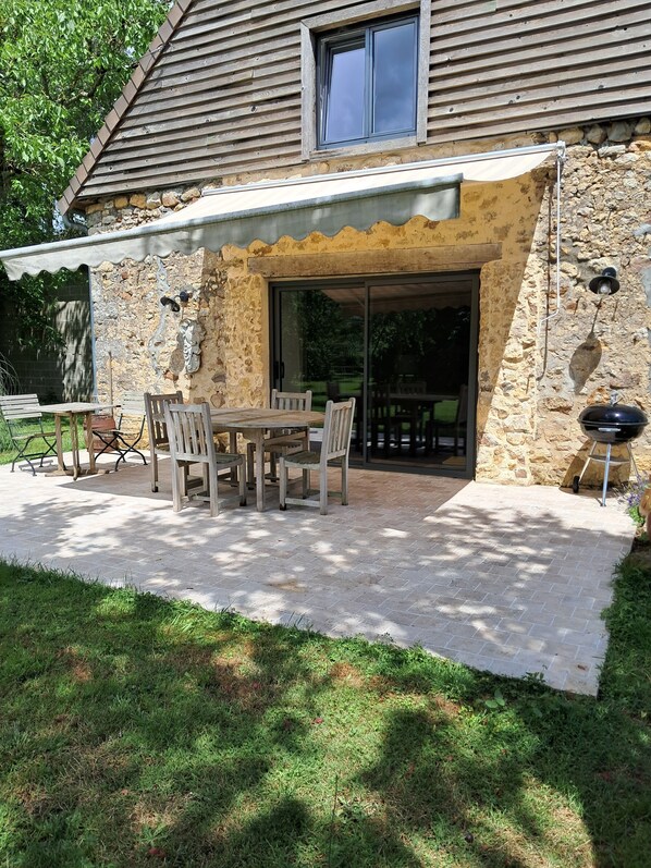 Outdoor dining - Old barn converted into a loft (Colombiers)