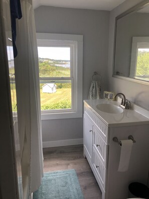 Secadora de cabello, toallas, jabón, shampoo 