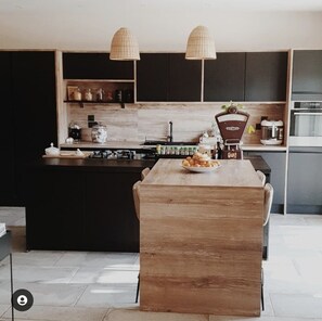 雪櫃、微波爐、焗爐、洗碗機