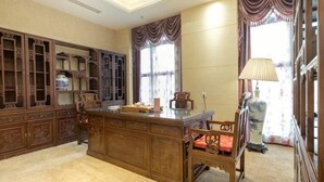 Une pièce de style traditionnel, avec un bureau en bois, une chaise et un placard.