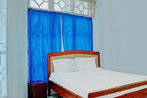 Economy Double Room | WiFi (free), bed sheets - Hotel O Kost Axcel (Banjarmasin)