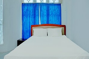 Economy Double Room | WiFi (free), bed sheets - Hotel O Kost Axcel (Banjarmasin)