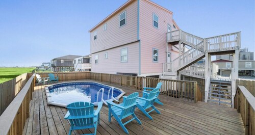 Relax in Beachside Comfort with Stunning Views