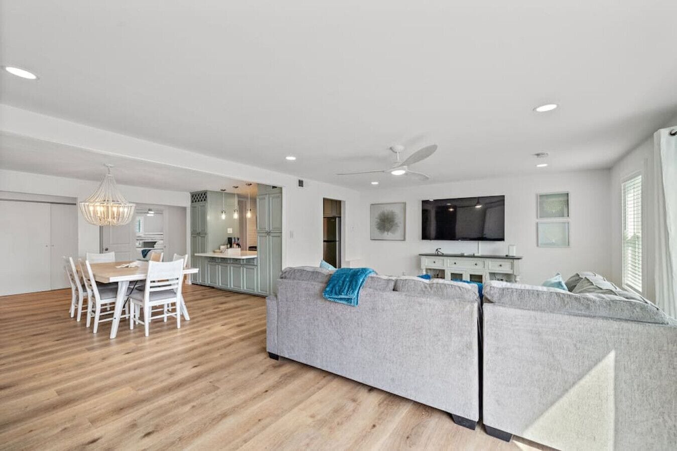 TV connectée, jeux vidéo, baby-foot, livres