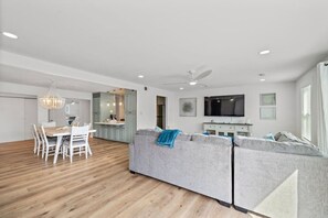 تلفزيون ذكي، ألعاب فيديو، كرة قدم الطاولة، كُتُب