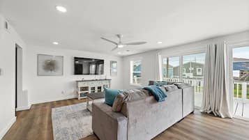 TV connectée, jeux vidéo, baby-foot, livres