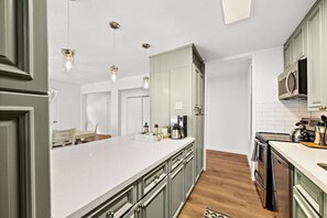 Kjøleskap, mikrobølgeovn, ovn og kokeplater