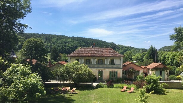 A large house with a well-maintained lawn and outdoor seating area. - VILLA DES PROMENADES, 5* atypical in a National Forest Park, European Ecolabel (Vanvey)