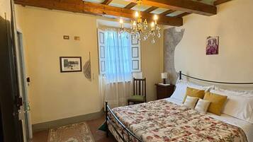 3 makuuhuonetta, ylelliset vuodevaatteet, untuvapeitot