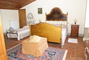 3 عدّة غرف نوم وأغطية فراش متميزة وألحفة محشوة بالريش وخزنة داخل الغرفة