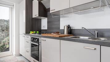 Frigorífico, microondas, horno y lavavajillas