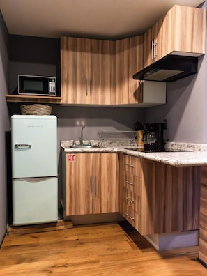 Refrigerador, microondas, parrilla de estufa y cafetera y tetera