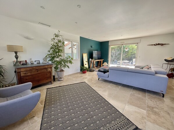 电视、桌上足球、乒乓球