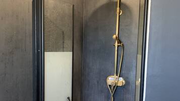Douche, baignoire à jets, sèche-cheveux, serviettes fournies