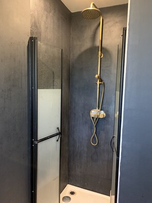 Een douche, een bubbelbad, een haardroger, handdoeken