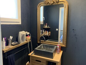 Shower, jetted tub, hair dryer, towels - Beautiful, quiet villa, not overlooked, 10 minutes from Nîmes! (Poulx)