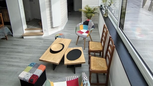 Een modern interieur met een glazen dak, houten meubels en uitzicht op de straat.