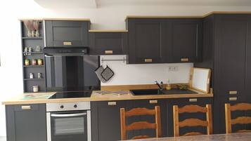 Een koelkast, een microgolfoven, een oven, een kookplaat