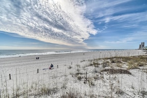 Beach nearby - Gulf Shores Condo w/ Pool & Grill: Walk to Beach! (Gulf Shores)