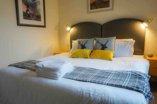 Scot’s themed  cottage ,super king bed, ideal location. Pet friendly.