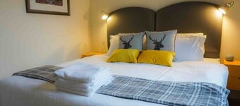 Scot’s themed  cottage ,super king bed, ideal location. Pet friendly.