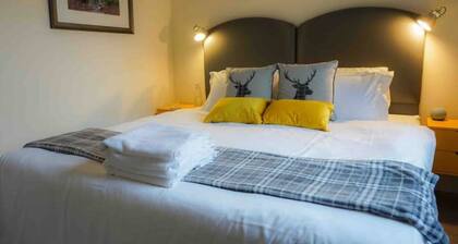 Scot’s themed cottage ,super king bed, ideal location. Pet friendly.