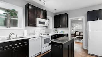 Refrigerador, microondas, horno y parrilla de estufa