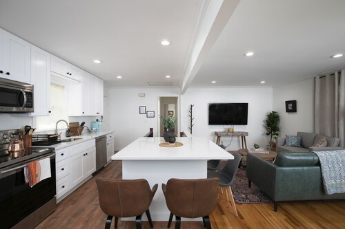 Newly Renovated Cozy Rustic Home l 10 min from Truist Park