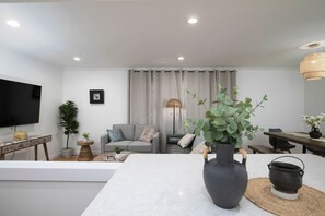 Interior - Newly Renovated Cozy Rustic Home l 10 min from Truist Park (Smyrna)