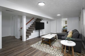 Smart TV, offices - Newly Renovated Cozy Rustic Home l 10 min from Truist Park (Smyrna)