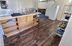 Großer Kühlschrank, Mikrowelle, Ofen