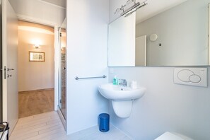 Shower, hair dryer, bidet, towels - Apartment delle Rose - Menaggio (Menaggio)