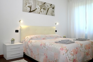 3 chambres, fer et planche à repasser, Wi-Fi, draps fournis