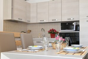 Frigorifero, forno, piano cottura, lavastoviglie